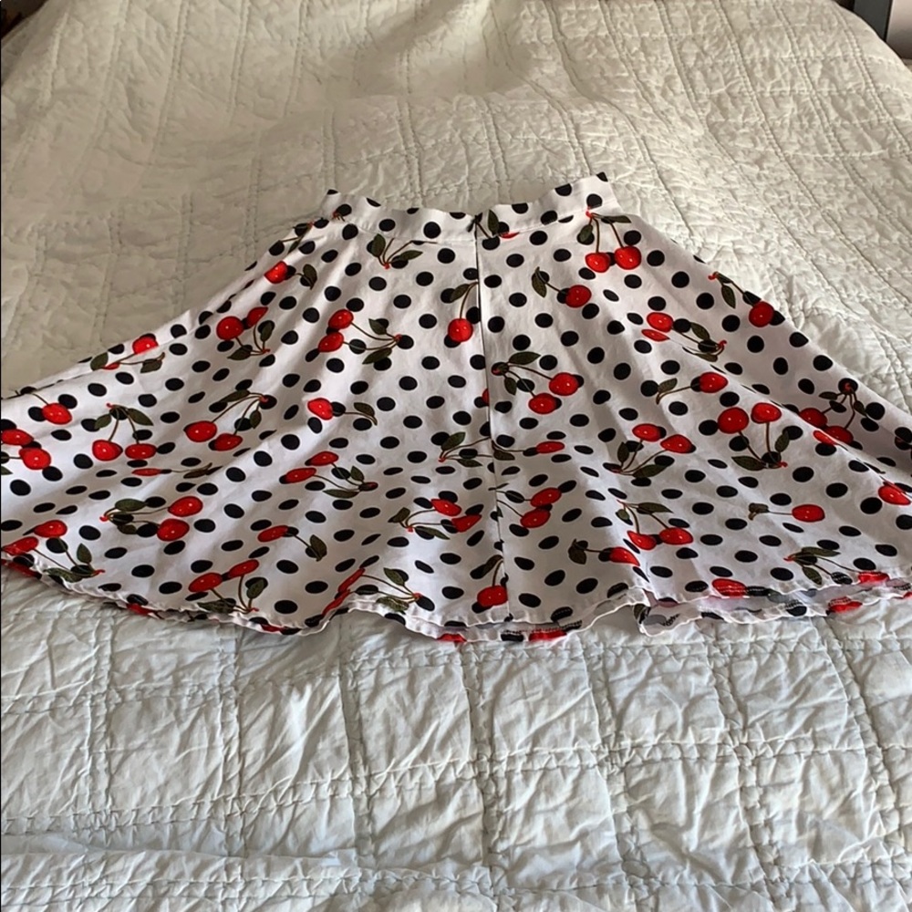 White skirt with black polka dots & cherries SizeM - Picture 3 of 5